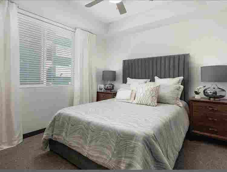 Roommate wanted move in Aug