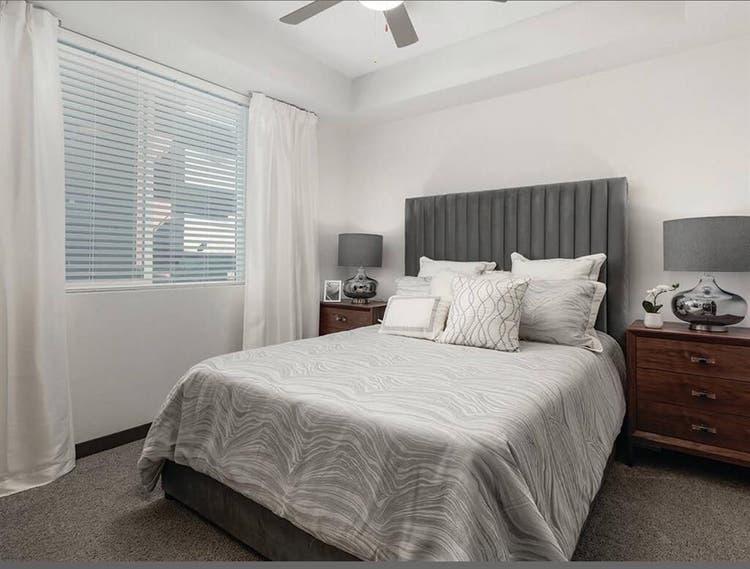 Roommate wanted move in Aug