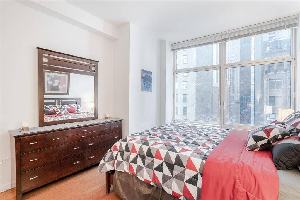 ✨Sunlit & Spacious Sublet Midtown✨