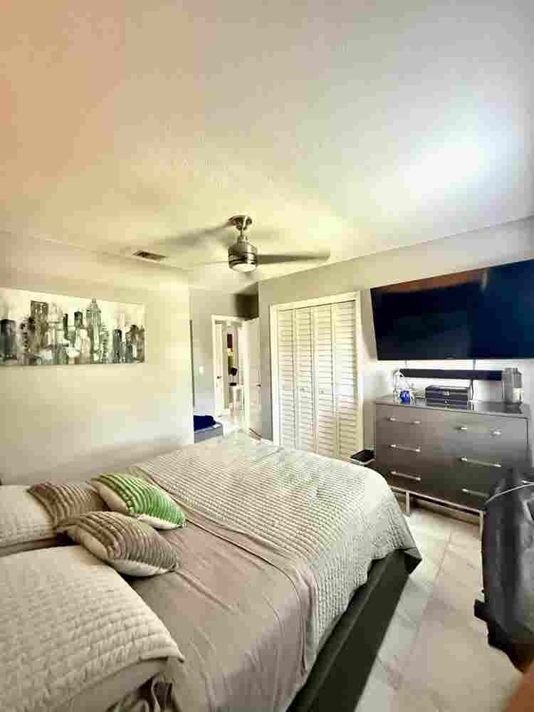 Room for rent in Westchester.