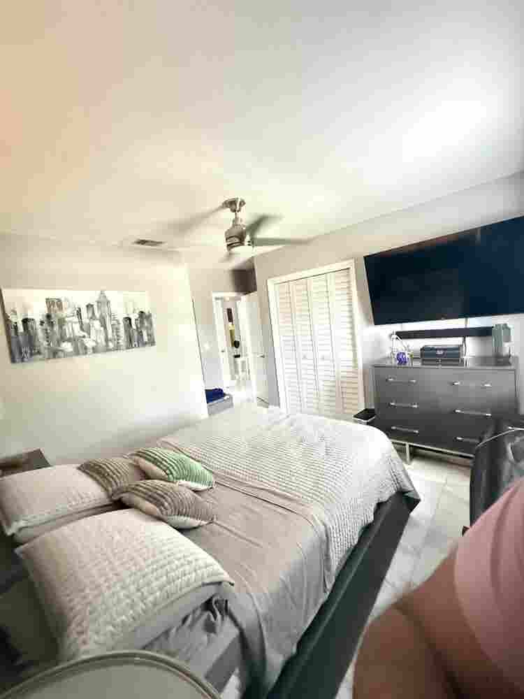Room for rent in Westchester.