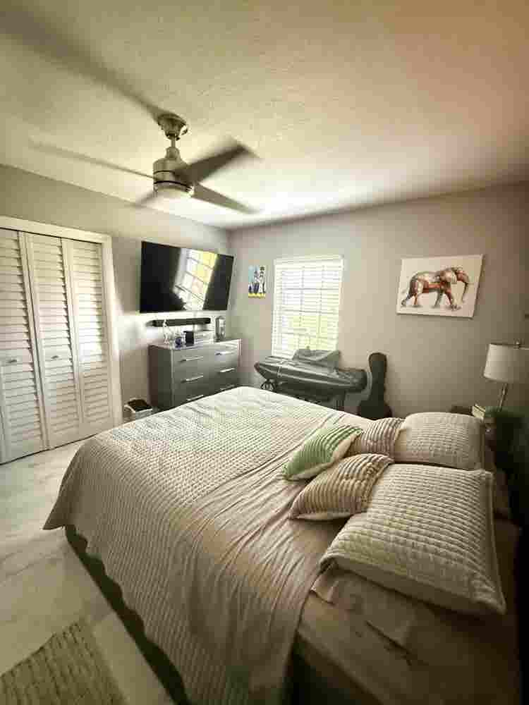 Room for rent in Westchester.