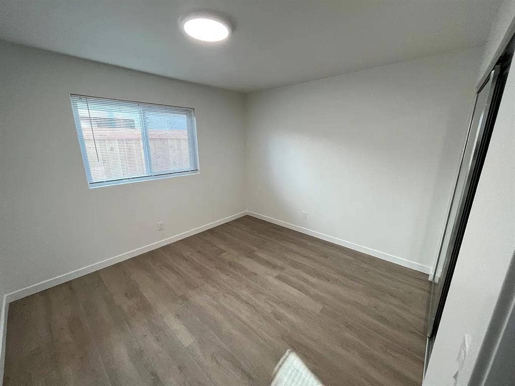 Looking for roommate