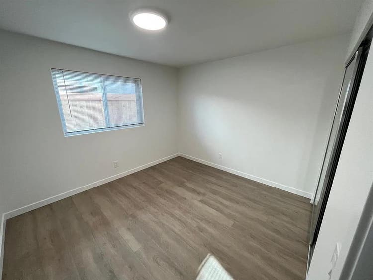 Looking for roommate