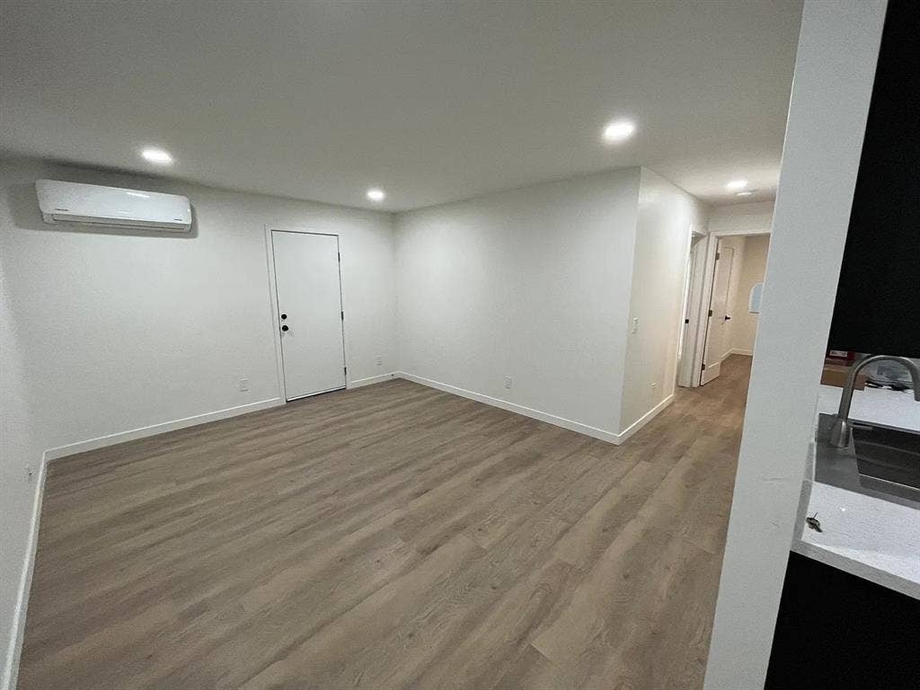 Looking for roommate