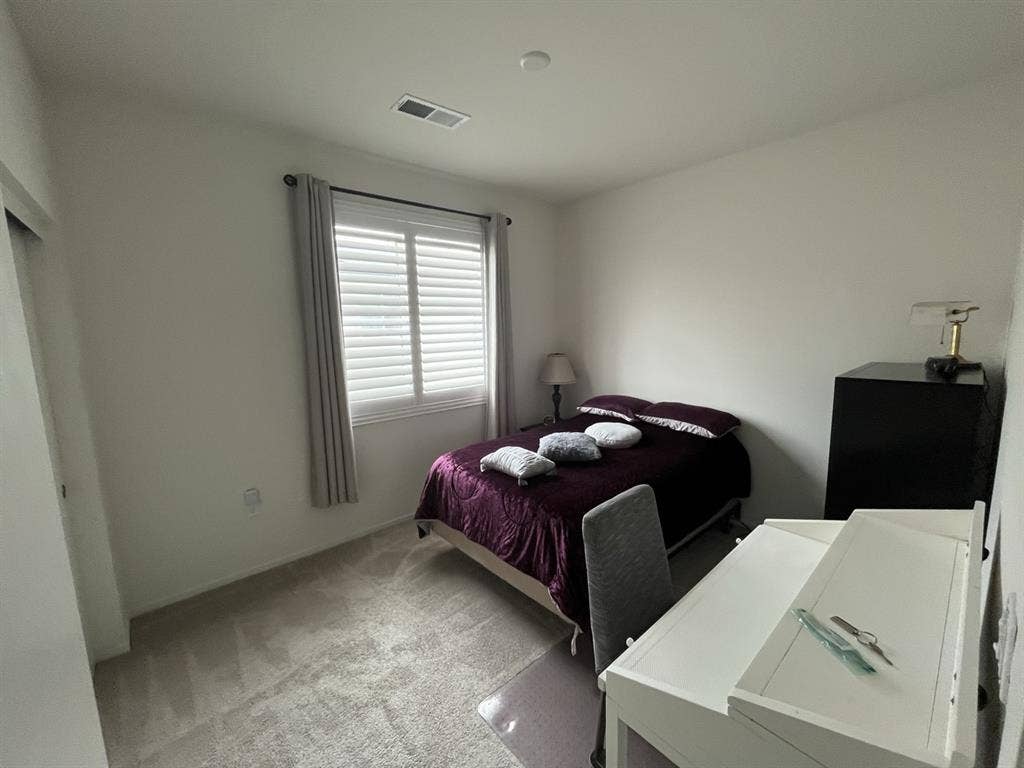 Furnished room 4 rent near 805/905
