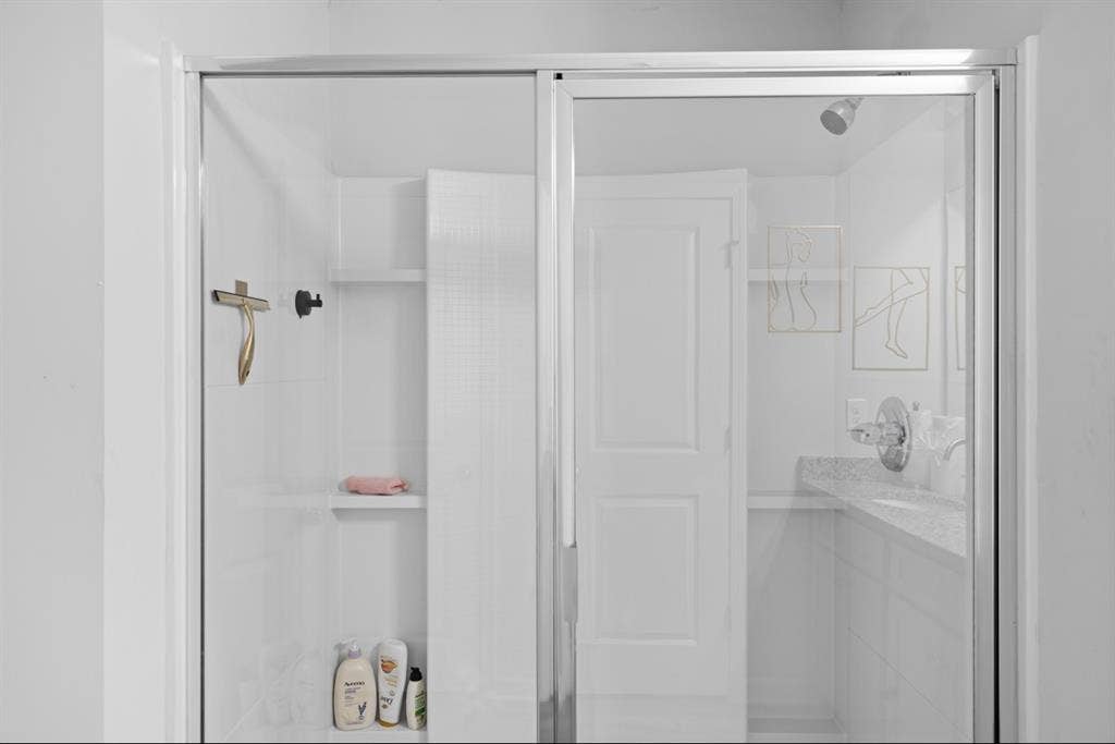 Entire Home Lithonia or Roommate