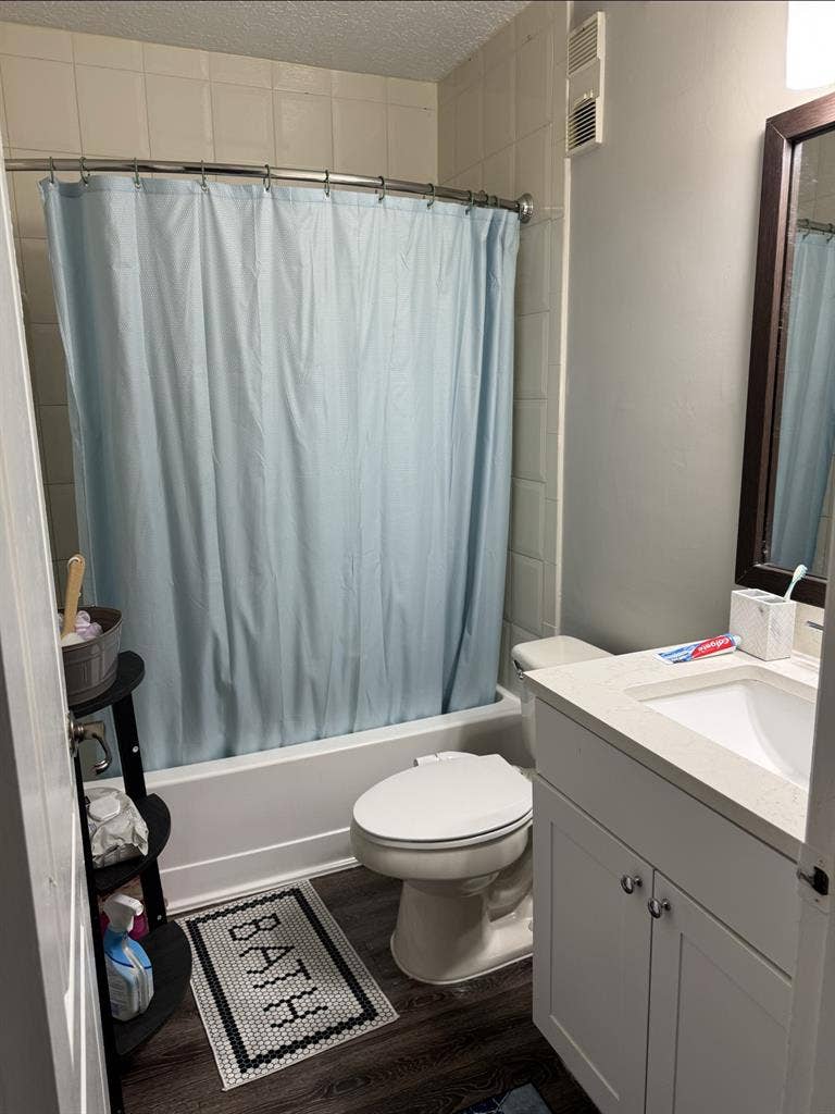 Pool View Room in Safe Townhouse