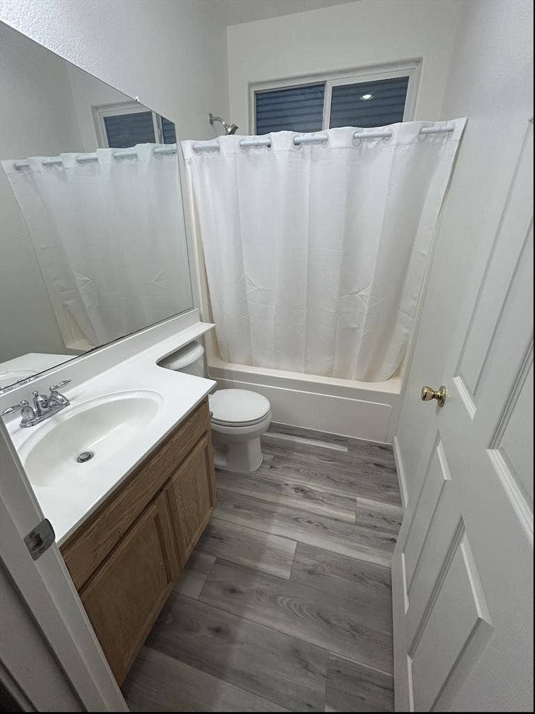 🏡Room & Shared Bath - Available!