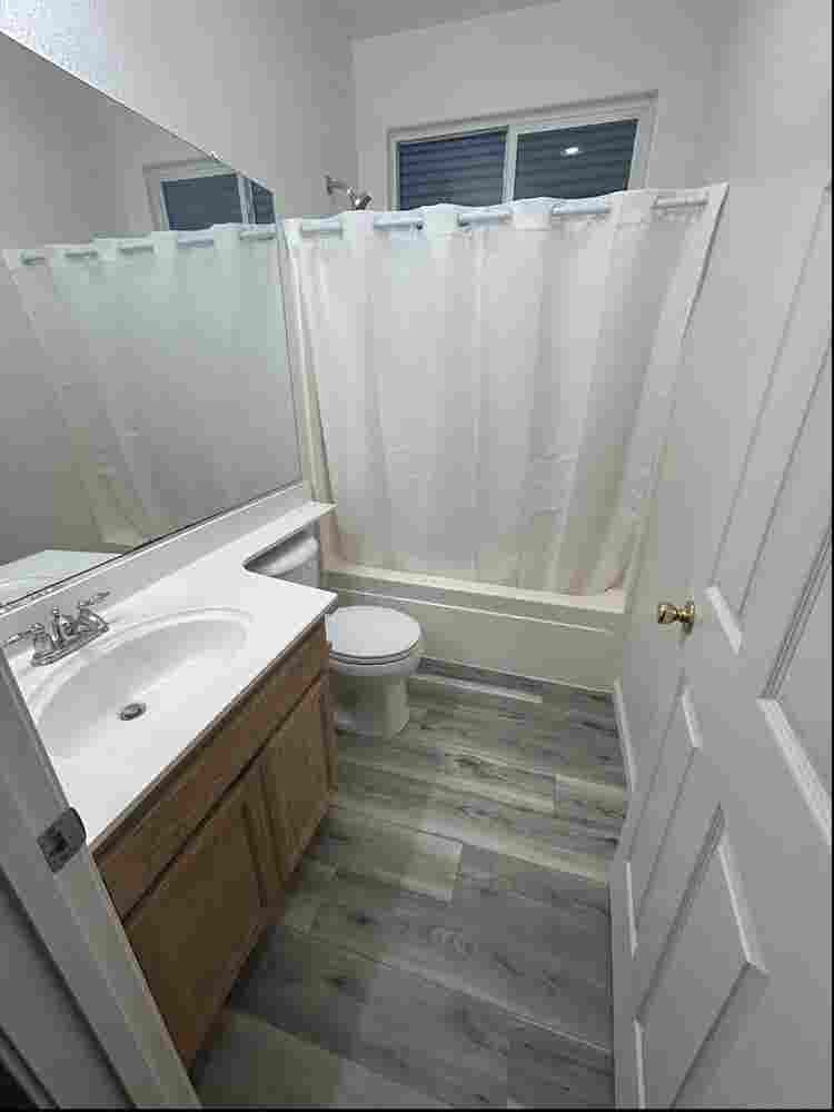 🏡Room & Shared Bath - Available!