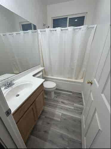 🏡Room & Shared Bath - Available!