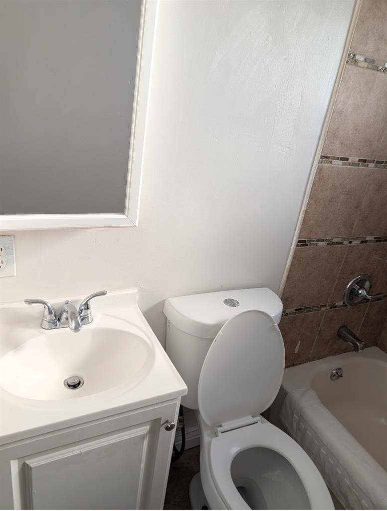 Multiple rooms in enormous house 🏠