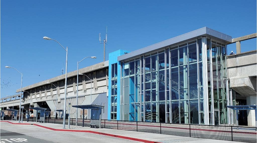 Multiple rooms in enormous house 🏠