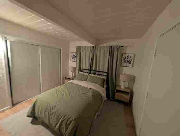 Multiple rooms in X-large house 🏠
