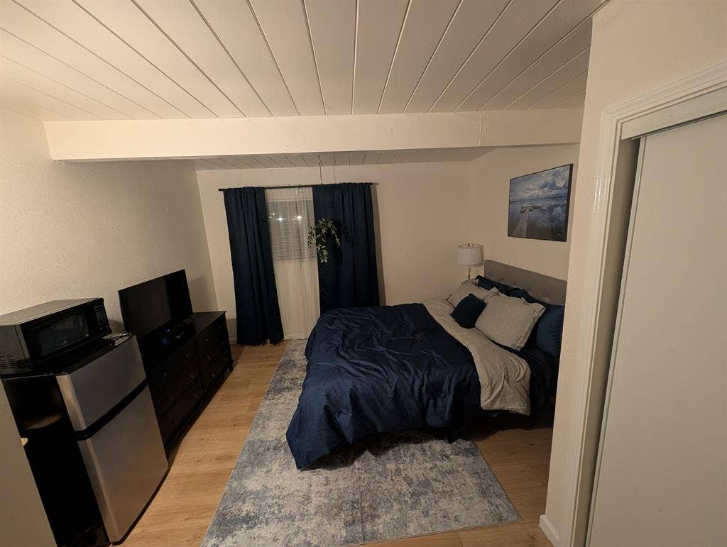 Multiple rooms in X-large house 🏠