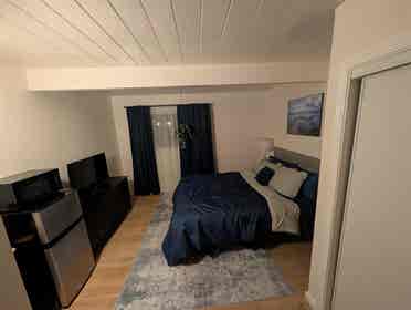 Multiple rooms in X-large house 🏠