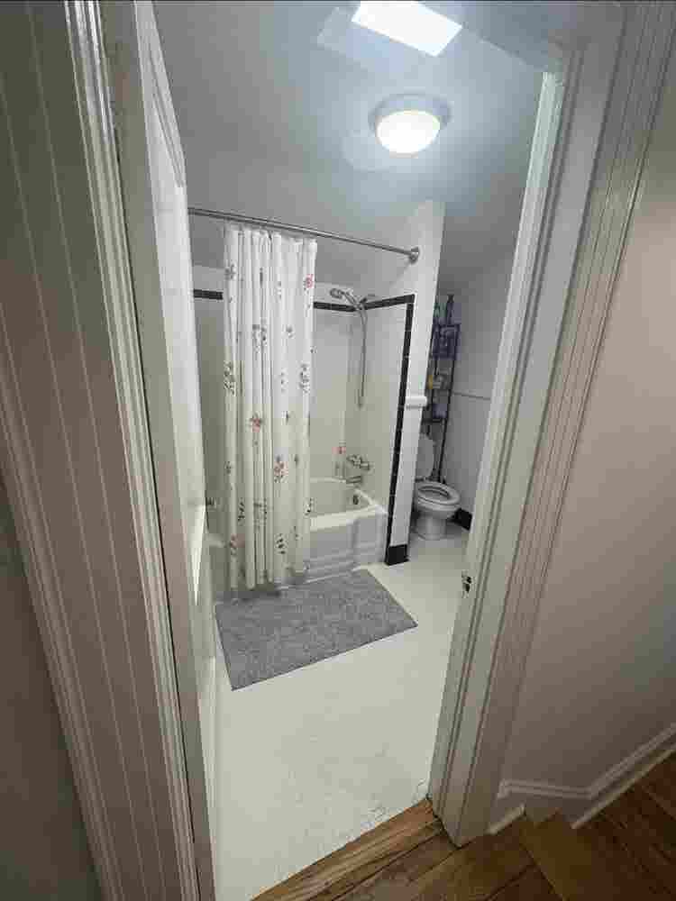 Looking for roomate