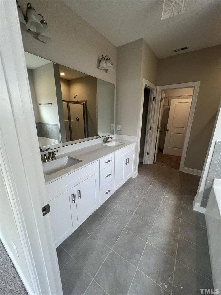 5 BR in Clayton