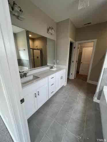 5 BR in Clayton