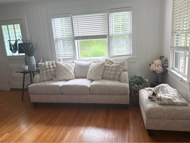 ISO female Roomate