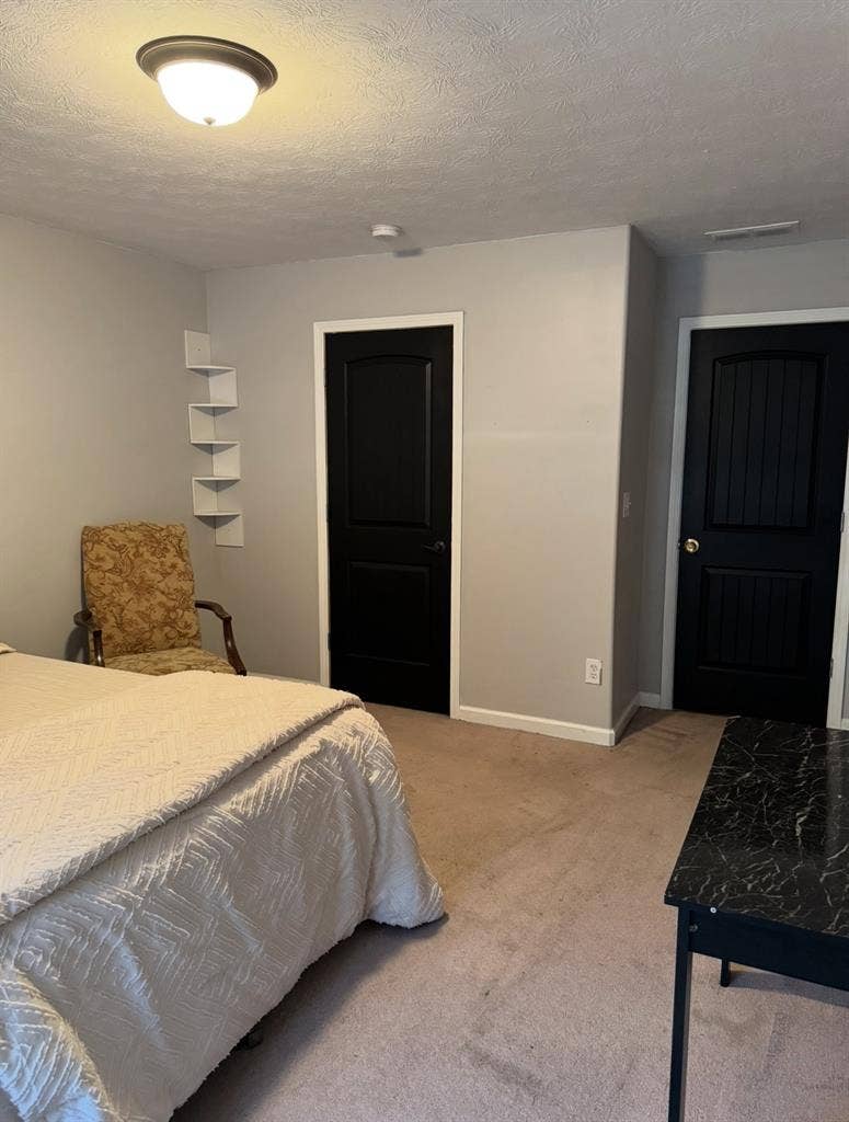 2 Rooms w/Priv Bathrooms for rent