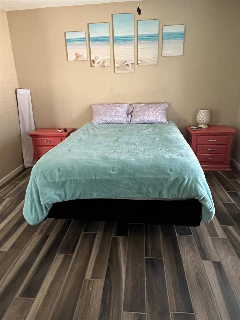 Large bedroom w great personalities