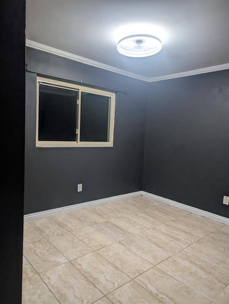 Empty room for rent