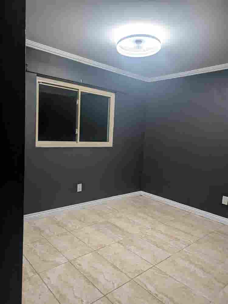 Empty room for rent 