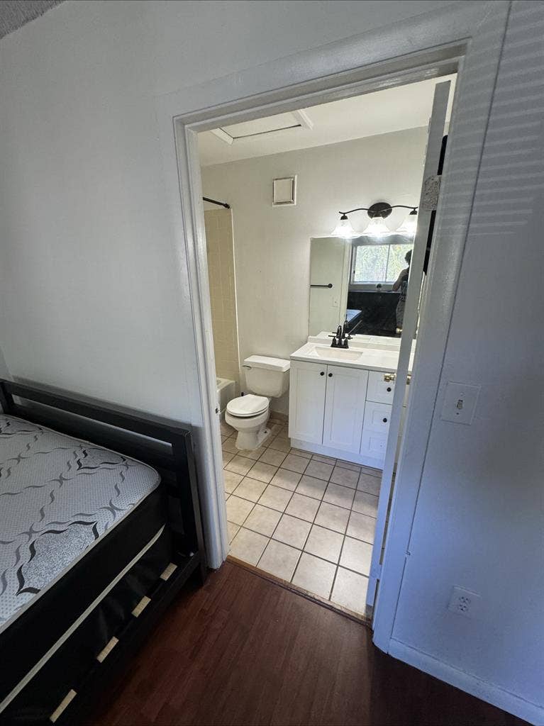Master Bedroom for Rent in Townhous