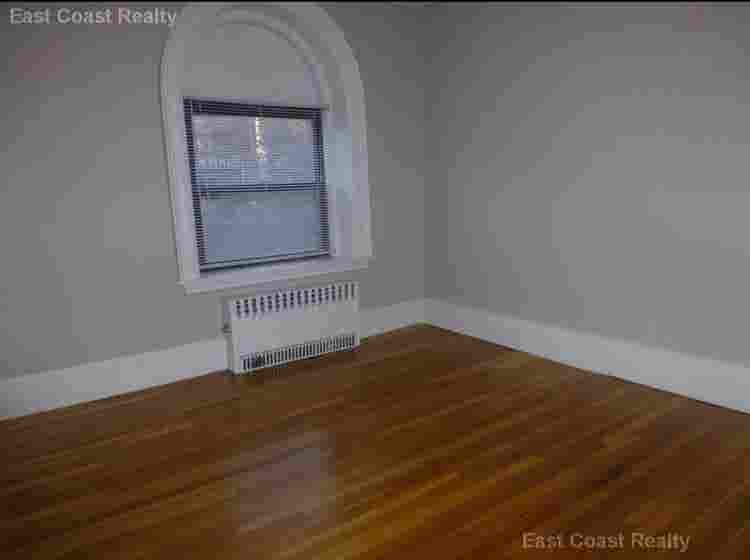 FEMALE ONLY ROOM - BROOKLINE MA