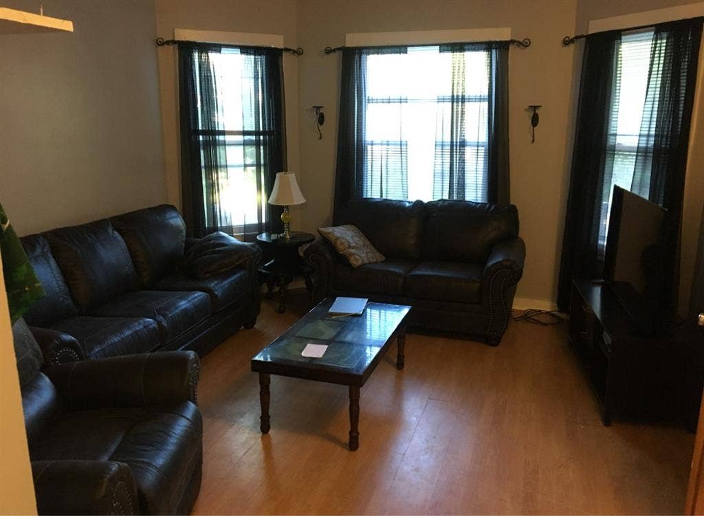 Trinity Pl. 3 Bdrm Spring semester!
