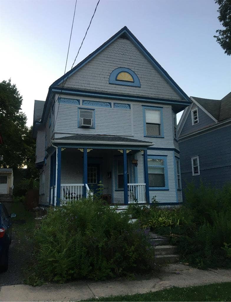Trinity Pl. 3 Bdrm Spring semester!