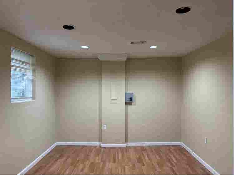 bath Basement apartment