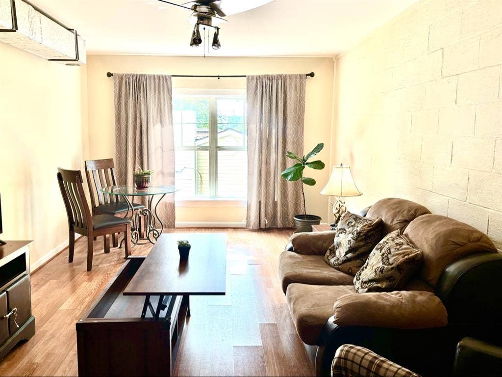 bath Basement apartment