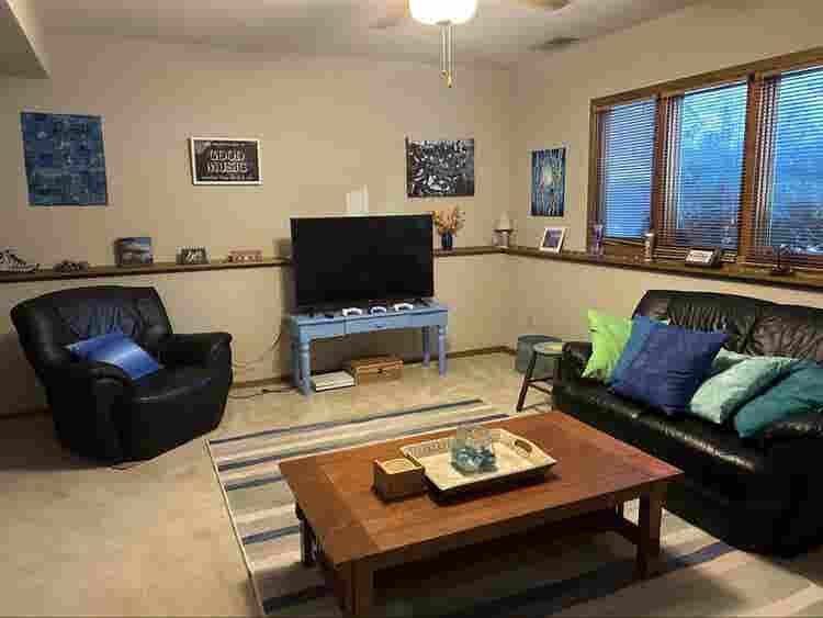 Seeking roommate for Eagan, MN