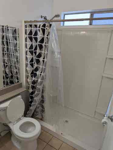 BIG BEDROOM GARAGE PRIVATE BATHROOM