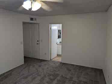 BIG BEDROOM GARAGE PRIVATE BATHROOM