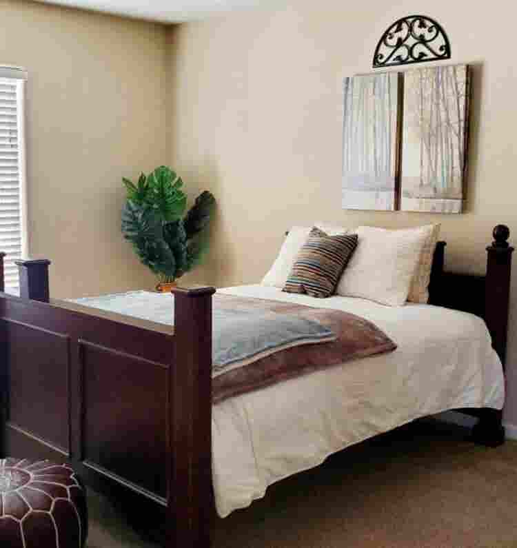 Oakley Room available Sept