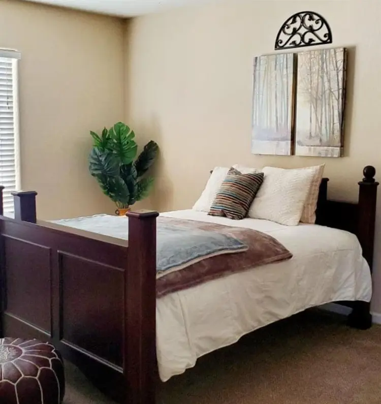 Oakley Room available Sept