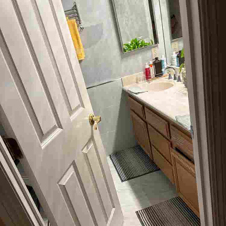 Furnished room in shared house