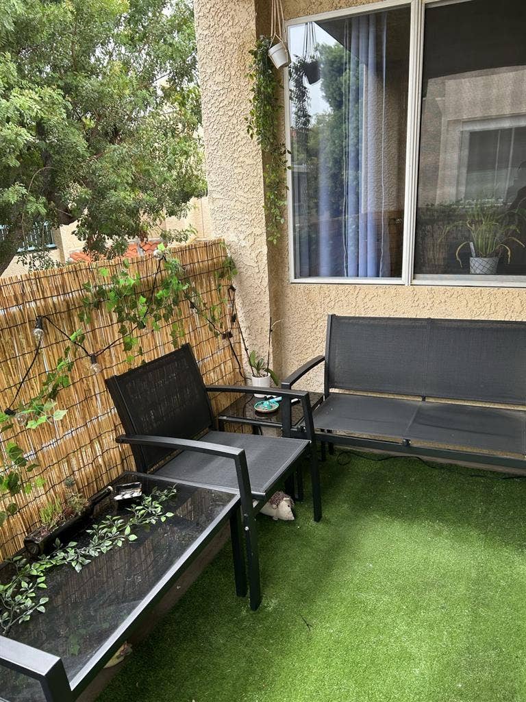 Looking for a female roommate