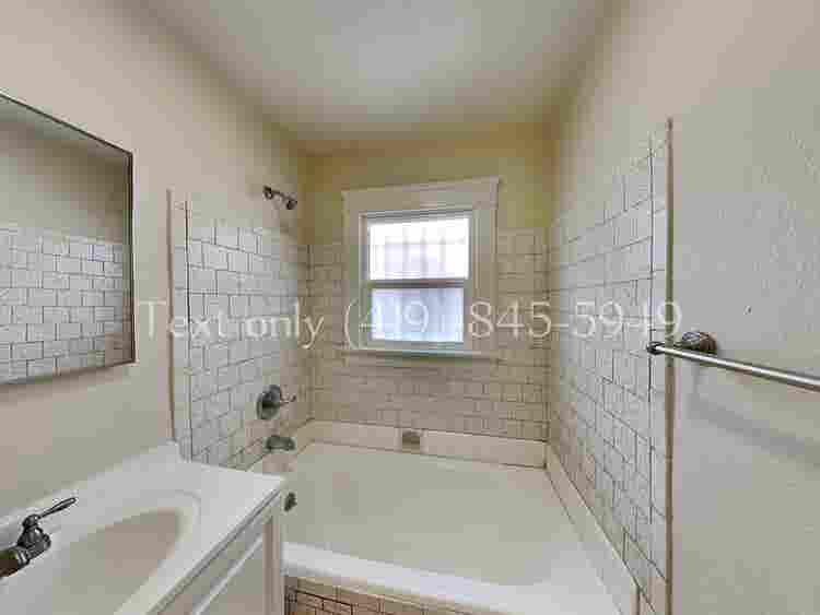 Lovely  bath and a den Home