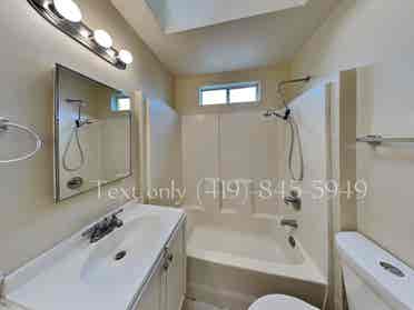 Lovely  bath and a den Home
