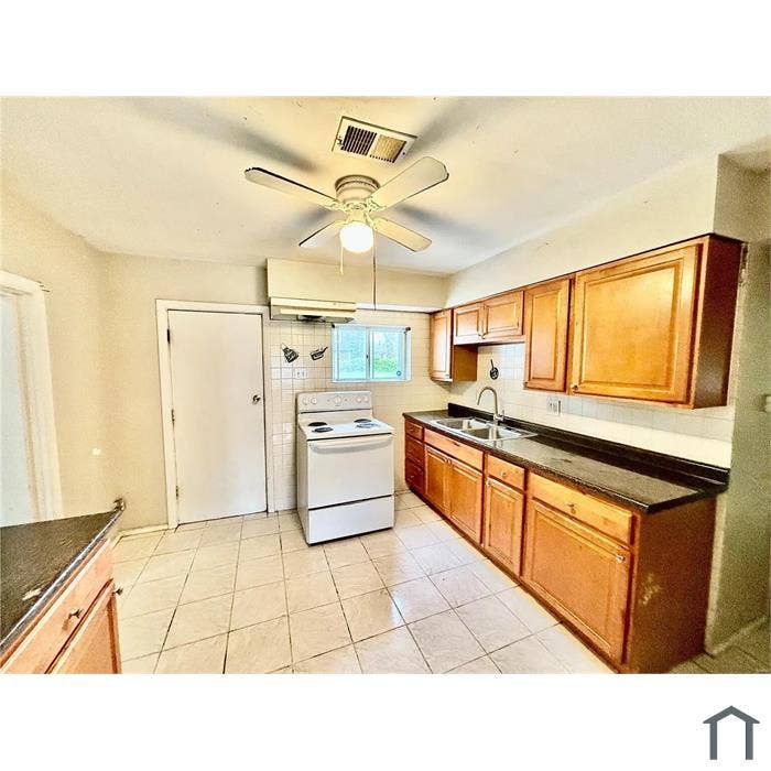 - House - SECTION 8 ELIGIBLE