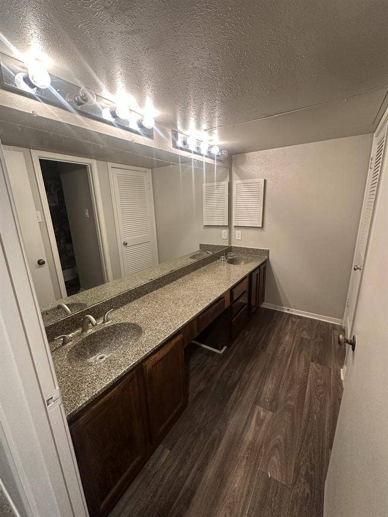 Lease takeover in Addison!