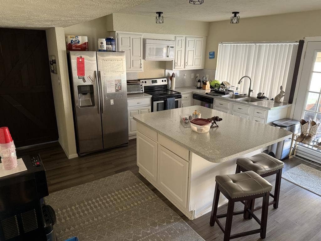 Furnished - 1 bdrm, shared bathroom