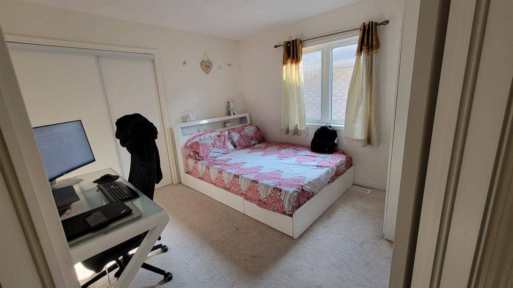 Room for rent Ajax Private/Sharing