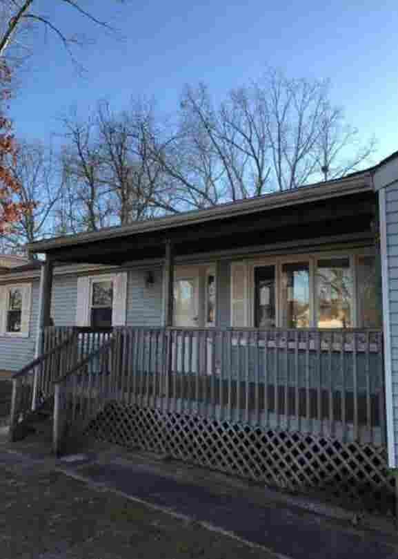2 rms, woodsy neighborhood w lake
