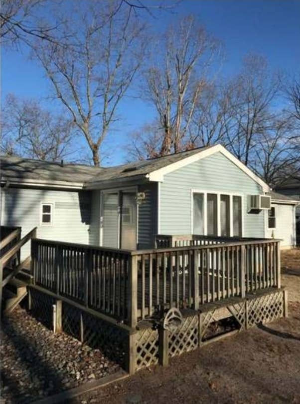 2 rms, woodsy neighborhood w lake
