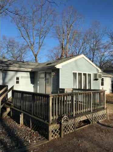 2 rms, woodsy neighborhood w lake